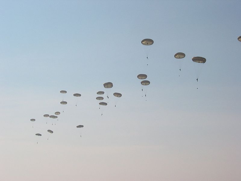 File:Parachutisten boven Ginkelse heide.jpg