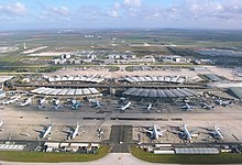 Vu aérienne du Terminal 2 de l'aéroport Roissy Charles De Gaulle.