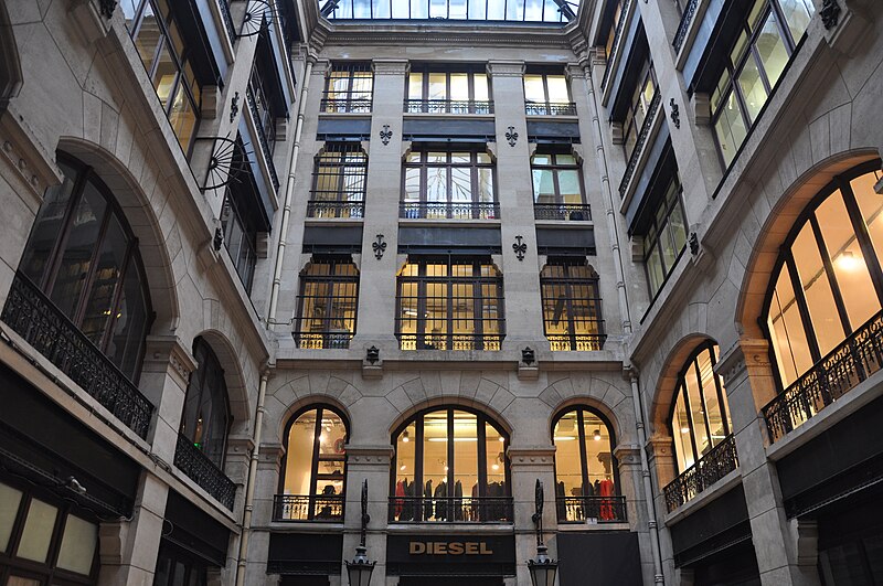 File:Paris 23 rue du Mail , courtyard with shop windows.JPG