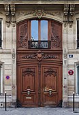 Porta classicista eclettica del XIX secolo in Rue La Bruyère (Parigi)