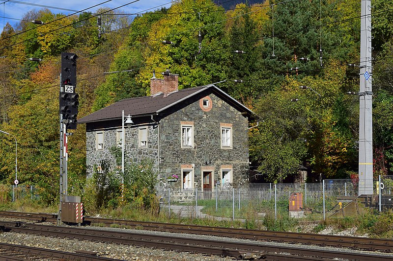 File:Payerbach - Semmeringbahn - Bahnwärterhäuschen WH 132 - 1.jpg