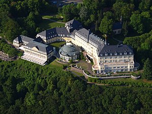 Siebengebirge Petersberg: Geographische Lage, Geschichte, Ausstattung