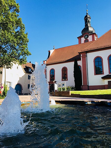 Pfarrkirche Sankt Laurentius Nussloch Kirchplatz mit Brunnen