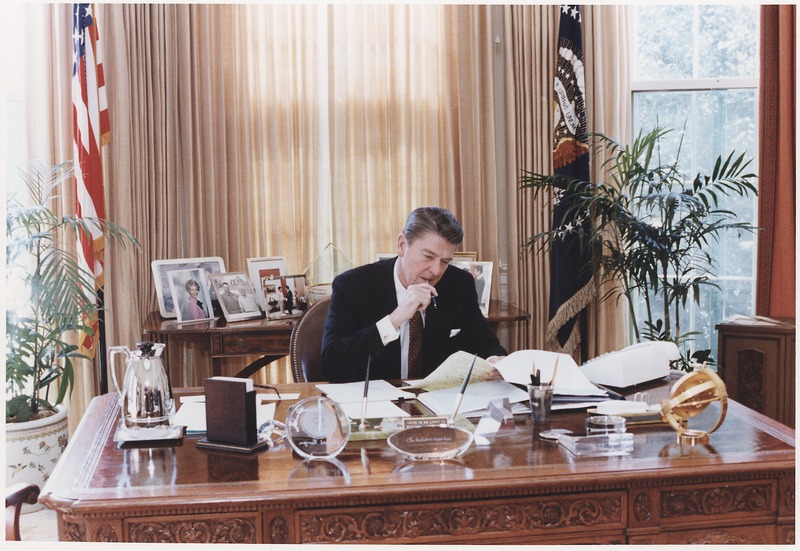 File:Photograph of President Reagan working at his Oval Office desk - NARA - 198526.tif