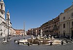 Piazza Navona, exemplo do urbanismo barroco romano, que inclúe fontes de Bernini (1651)