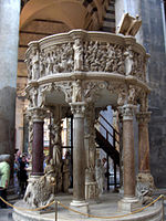 Púlpito del baptisterio de Pisa, de Nicola Pisano (1260), es un precedente del renacimiento por sus características más clásicas que medievales, cuando en el resto de Europa aún se desarrollaría varios siglos más el estilo gótico.
