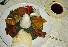 Plate of nasi campur (Mandarin Oriental Hotel Mahapahit, Surabaya, Indonesia).png