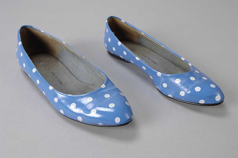 File:Platte damesschoenen, flatjes, van blauw imitatie lakleer met witte noppen, “Esprit”, objectnr 80704-1-2.JPG