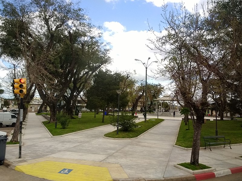 File:Plaza Rivera, Minas.jpg