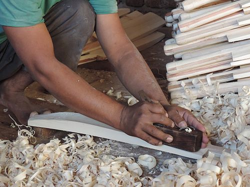 Pod shaving of cricket bat by hands