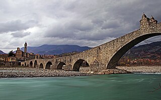 The Ponte Gobbo (‘hunchback bridge’) or Ponte Vecchio (‘old bridge’) is a Devil’s Bridge of 280 m (920 ft), which spans the river at Bobbio.