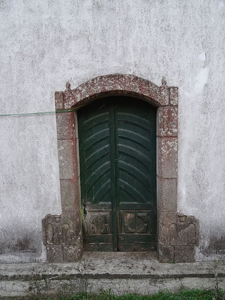 File:Porta lateral Igrexa Belmil, Santiso, Coruña.JPG