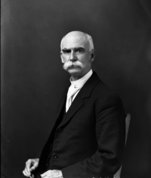 Thomas William Smillie'nin portresi, yaklaşık 1910s.png