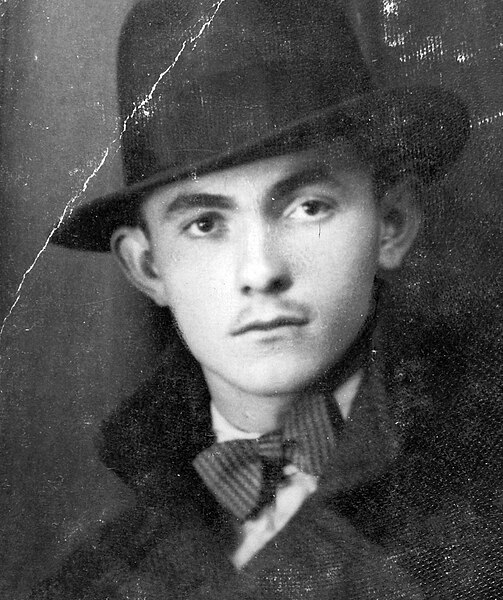 File:Portrait of man, hat, bow tie (1930) Fortepan 14320.jpg