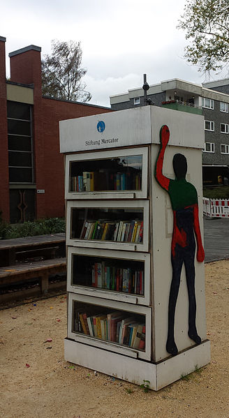 File:Public bookcase, Germany, Bochum-Hustadt, Brunnenplatz.jpg