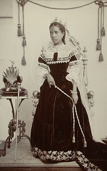 File:Queen Ranavalona III, Antananarivo, Madagascar, ca. 1890-1895 (cropped).jpg