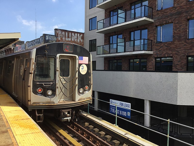 File:R160 M Train 001.jpg