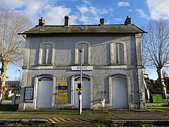 L'ancien bâtiment voyageurs de la gare, côté voies.