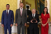 Their Majesties the King and Queen and the President of the Government together with the winner of the Ñ Prize, Gabriel Morelli (4 October 2022)