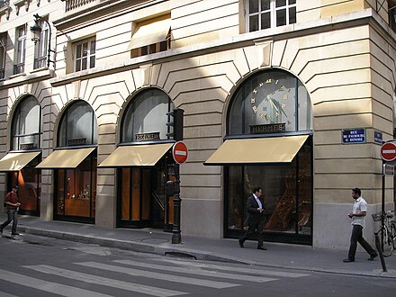La boutique Hermès, rue du Faubourg-Saint-Honoré à l'angle avec la rue Boissy-d'Anglas, deux des plus luxueuses rues de Paris.
