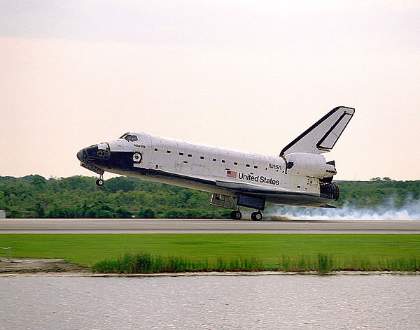 Atlantis lands at the end of the STS-84 mission.