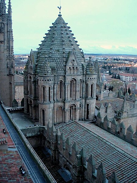 File:Salamanca - Catedral Vieja, exteriores 15 (Torre del Gallo).jpg