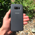 Samsung Galaxy S8+ accompagné de sa Coque en silicone noir Samsung (verso).png