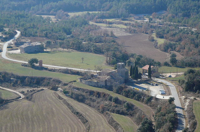 A ilesia de Santa María de Lluçà, d'estilo romanico, dende o castiello de Lluçà