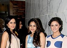 Sargun Mehta con Sumona Chakravarti y Rashami Desai en los sets de Comedy Nights con Kapil