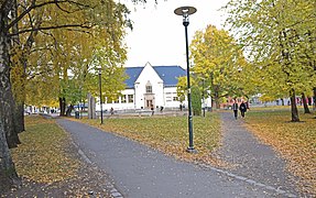 Schous plass om høsten, med Deichmanske bibliotek Foto: Helge Høifødt