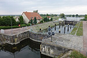 Blick von der Fußgängerbrücke auf die Schleuse mit der Hohensaaten-Friedrichsthaler Wasserstraße im Hintergrund