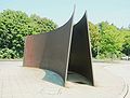 Skulptur aus gebogenen Stahlplatten von dem amerikanischen Bildhauer Richard Serra, Berlin 1986.