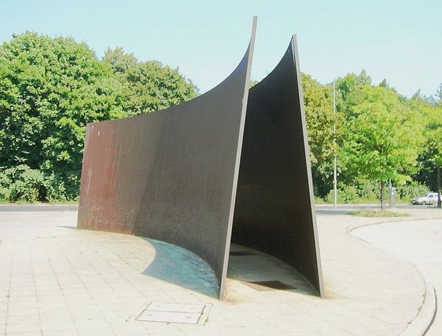 Photographie en couleur d'une sculpture en acier.