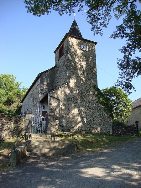 File:Sibas (Alos-Sibas-Abense, Pyr-Atl, Fr) L'église dans l'ombre des arbres.JPG