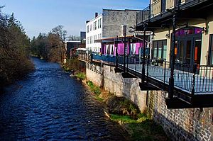 Cafés, cafeterias e restaurantes têm vista para Silver Creek da North Water Street, no centro de Silverton.