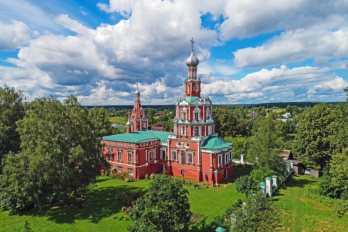 Софрино. Софрино Смоленская Церковь. Смоленский храм Софрино. Храм Смоленской иконы Божией матери в Софрино история. Храм Смоленской иконы Божией матери в Софрино осенью.