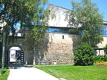 Town walls at Wels. Original Roman wall. Roman tile was re-used with over the medieval wall. Stadtmauer (Wels).JPG