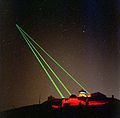 Laserstråler sende ut i rommet for å minska optiske forstyrringar frå jordatmosfæren .
