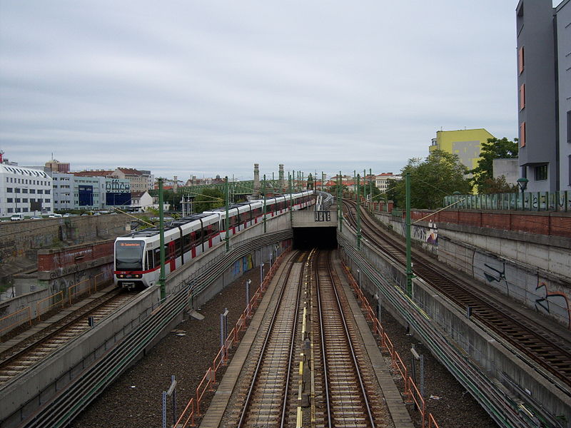 File:Station Längenfeldgasse 5.JPG