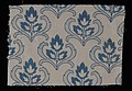 Stofstaal, katoen met verspringend bloemdessin in blauw, Kralingse Katoenmaatschappij, “2770”, objectnr 23604-6.JPG