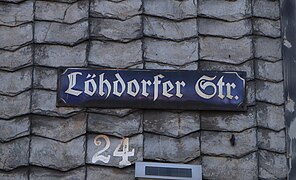 Historisches Straßenschild an einer Hauswand an der Löhdorfer Straße