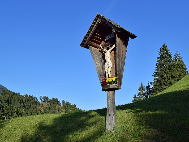 File:Strassen - Wegkreuz nahe der Pfarrkirche.jpg