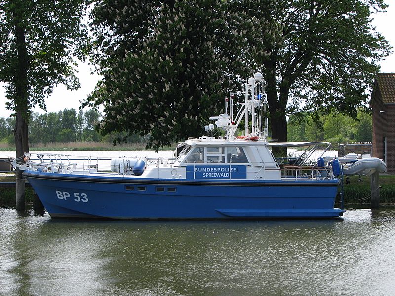 File:Streifenboot BP 53 Spreewald BP 51 Vogtland in Karnin - Foto 2009 Wolfgang Pehlemann Steinberg Ostsee IMG 6797.jpg