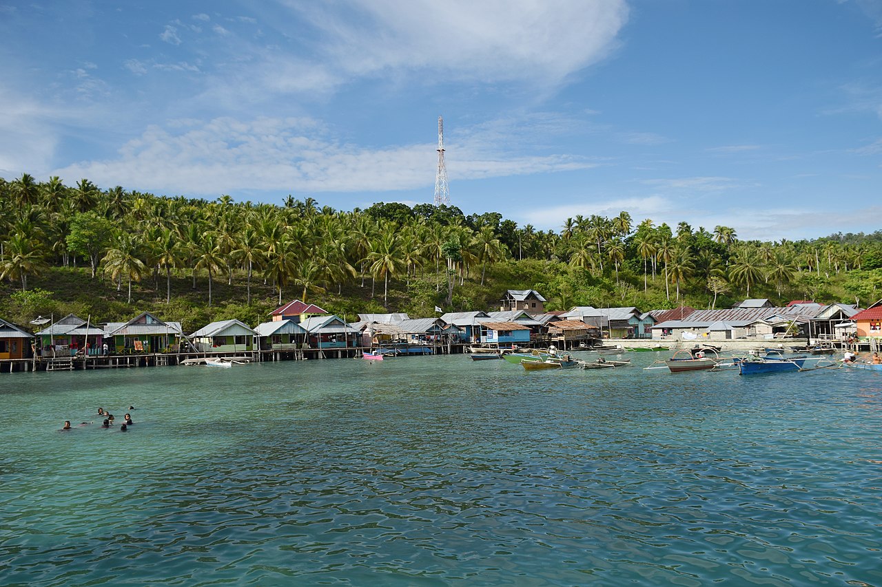 Suasana_Kampung_Terapung,_Pelabuhan_Kota_Ampana