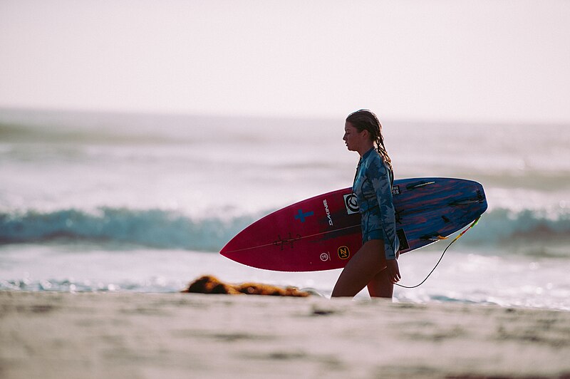 File:Surfer walking with board (Unsplash).jpg