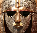 Se vapendansarna på pressblecken i pannan på denna replik av en vendeltida prakthjälm från Sutton Hoo.