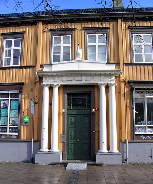 File:Svaneapoteket Trondheim portal.jpg