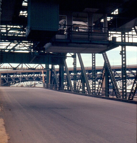 File:Swing Bridge roaddeck.jpg