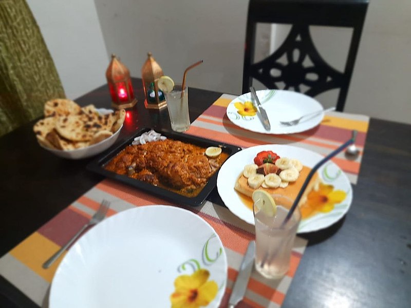 File:Tandoori chicken,garlic naan , caramal custard.jpg