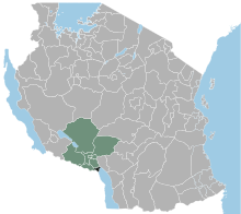 Χάρτης της Τανζανία (σε ανοιχτό γκρί), όπου εμφανίζεται η Περιφέφεια Μπέυα σε ανοιχτό πράσινο και η Περιοχή Κυέλα σε σκούρο πράσινο χρώμα.